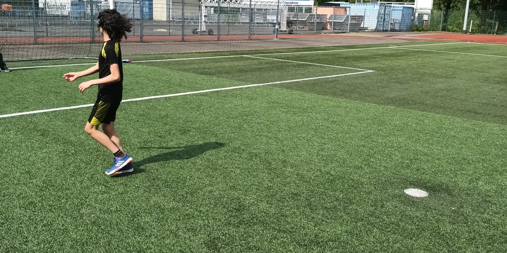 Schüler spielen im Bielefelder Stadion „auf der Alm“