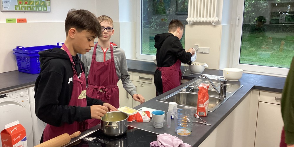 Schüler und Schülerinnen beim Kochen.